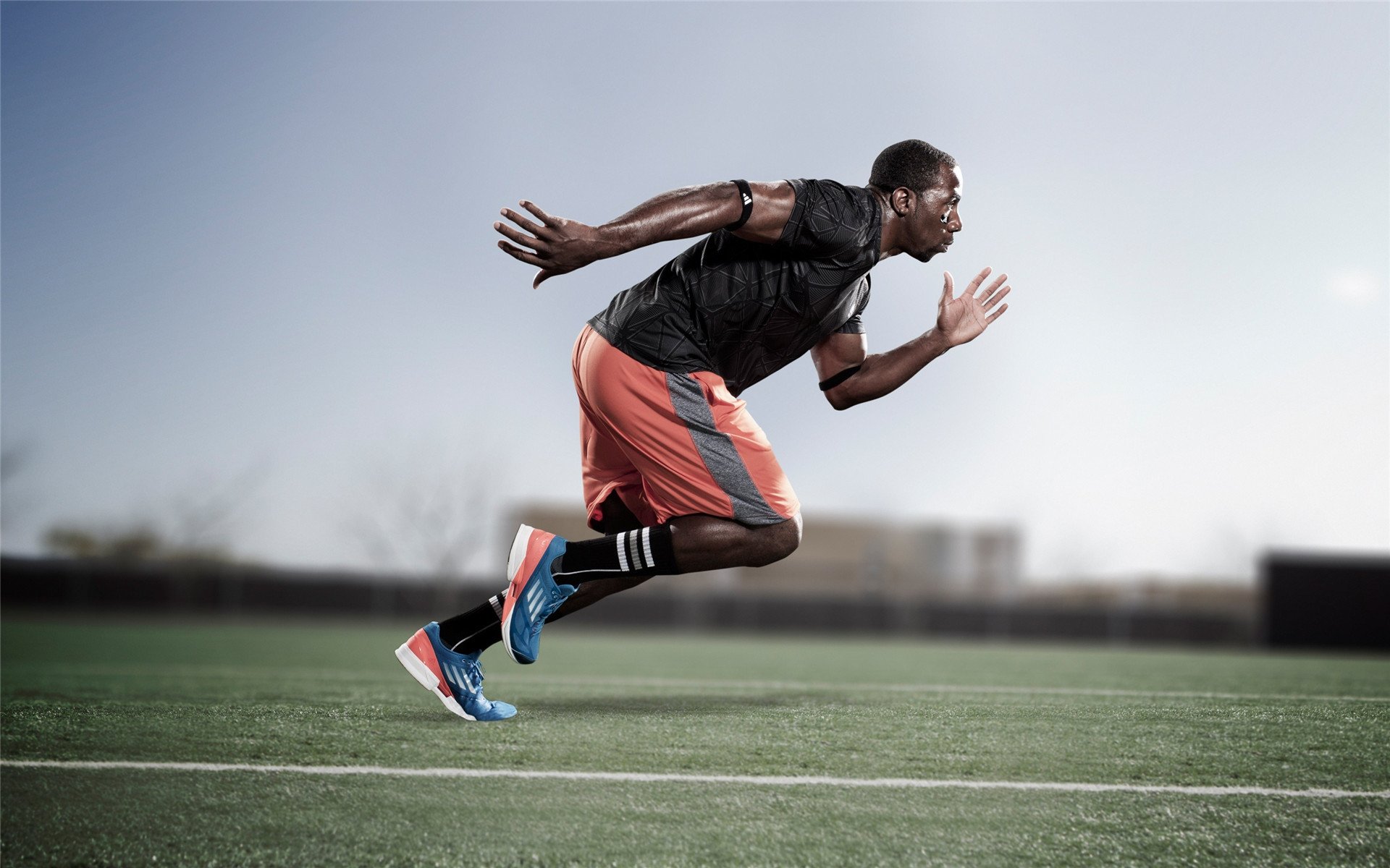 日本队不断突破！阿扎伦卡连续十场比赛得分超过险胜，赛场气氛高涨